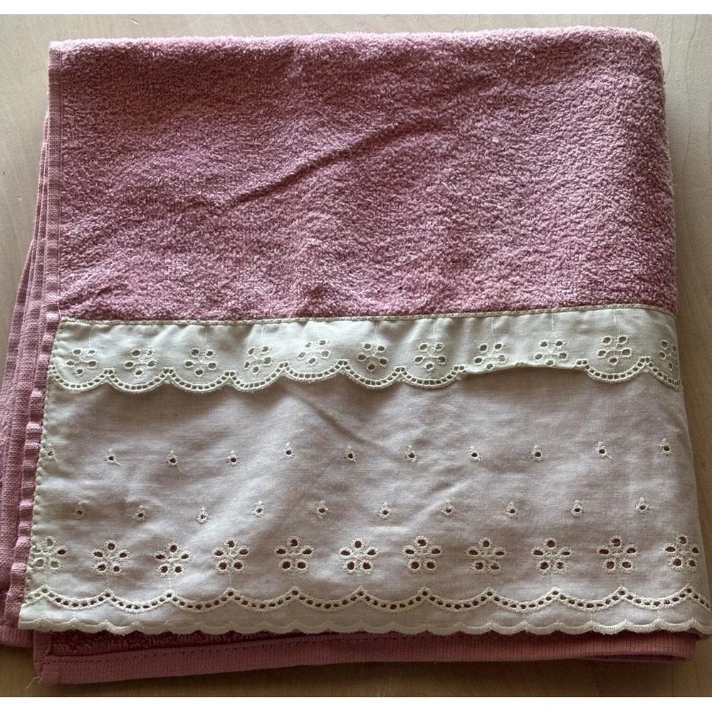 Vintage Pink Cannon Bath Towel Eyelet Lace Band Retro Cottage Granny Chic